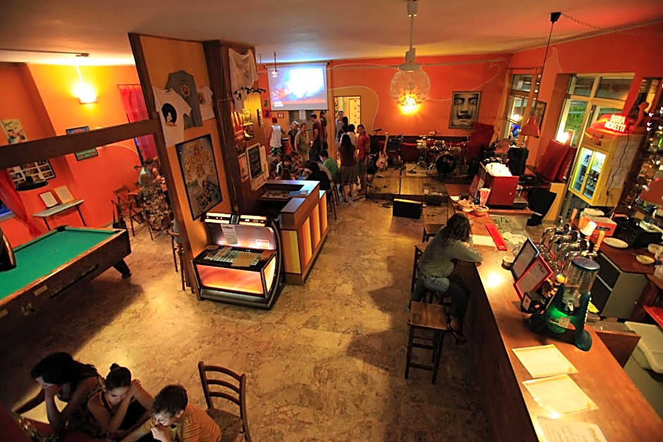 Sunflower Beach Backpacker Hostel & Bar