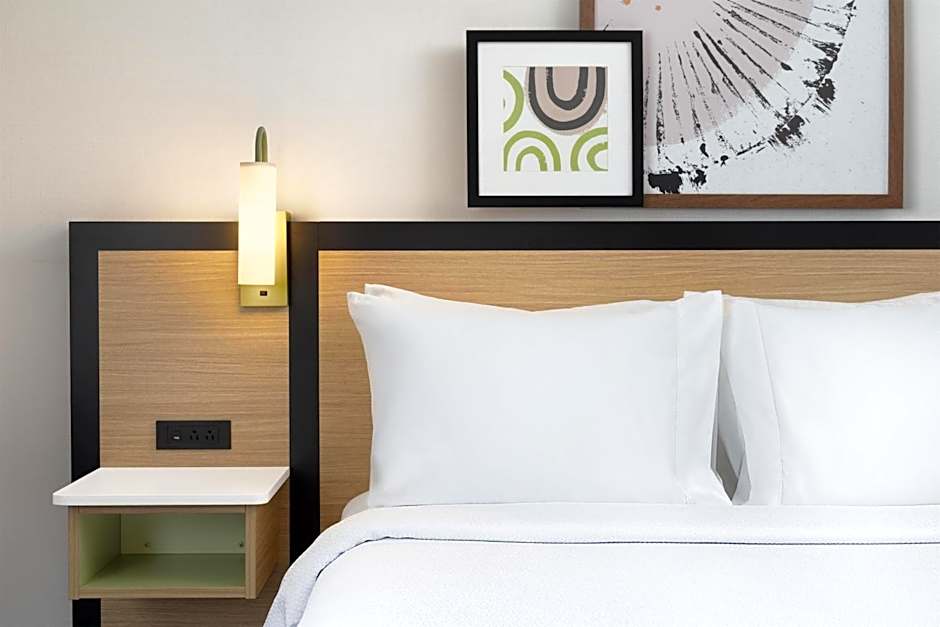 Spark by Hilton Montreal Brossard