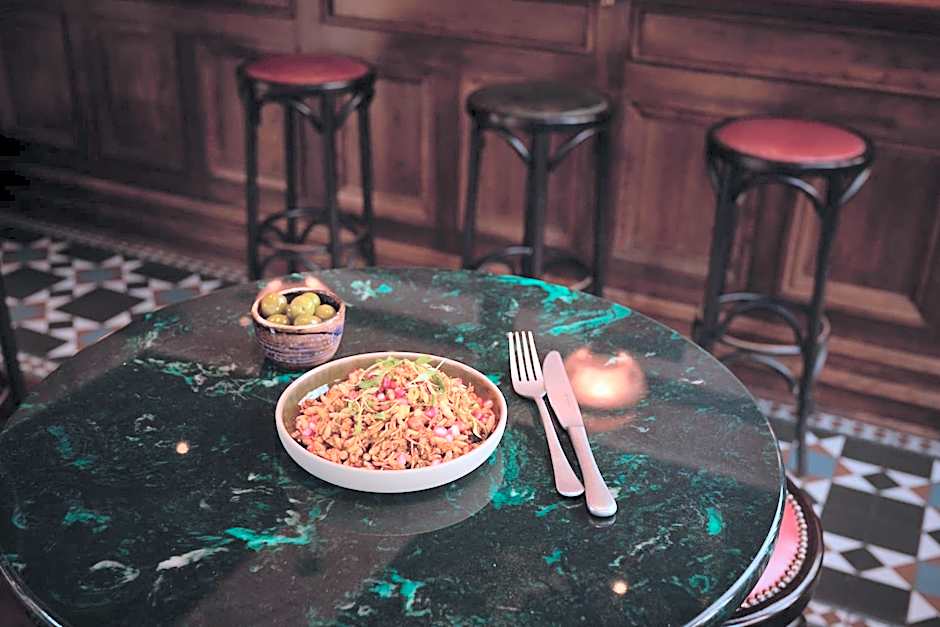 THE KNIGHT OF NOTTINGHILL