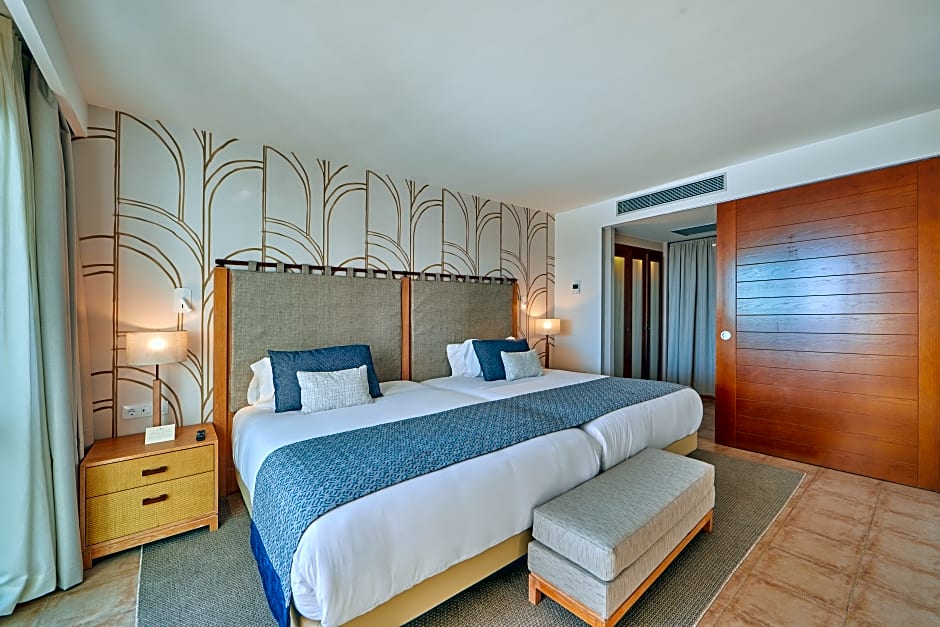 Photo 1 of 5 of PREFERRED CLUB SUITE FRONTAL OCEAN VIEW 1 ADULT