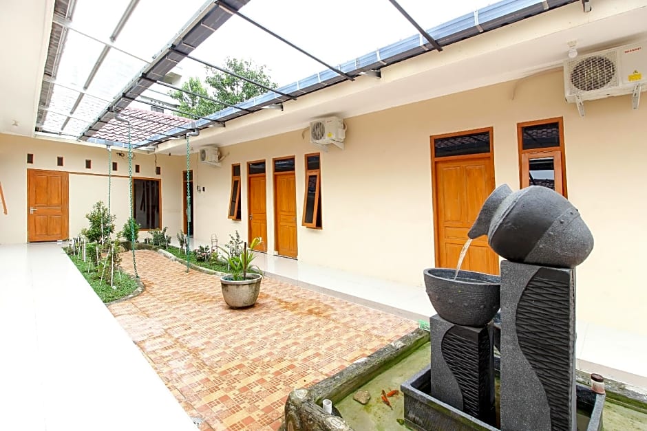 RedDoorz near Balekambang City Park