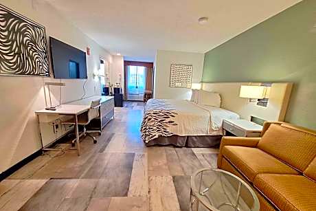 1 King Bed, Pool View, Non-Smoking