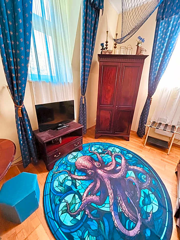 Pirate Family, Theme Room, Free Parking