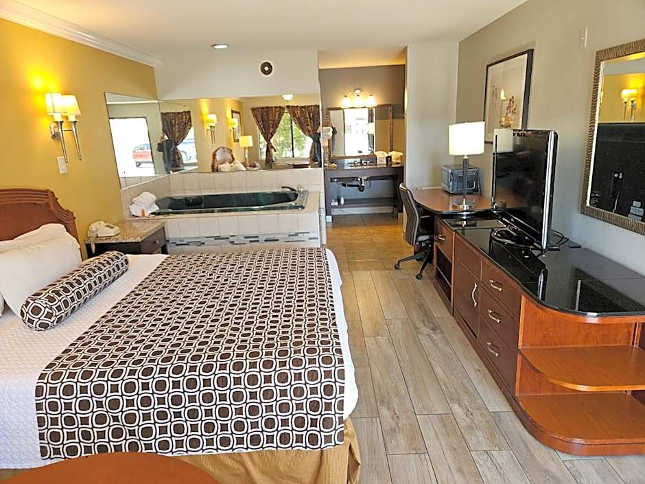 Photo 1 of 5 of 1 King Bed, Jetted Tub
