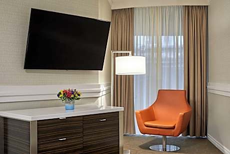 1 Bedroom Suite, 1 King, Sofa bed, Whirlpool