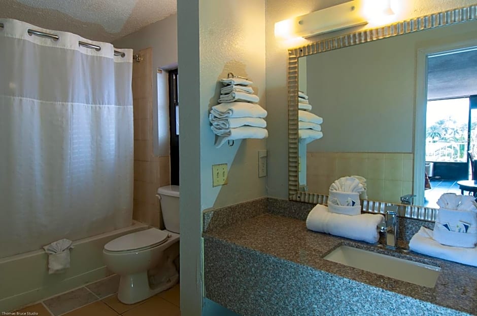 Express Inn & Suites - 5 Miles from St Petersburg Clearwater Airport