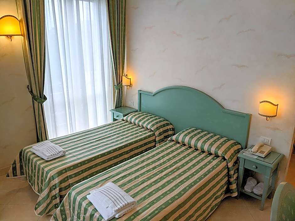 Hotel Riviera 3 Stelle con piscina estiva gratuita e garage a pagamento