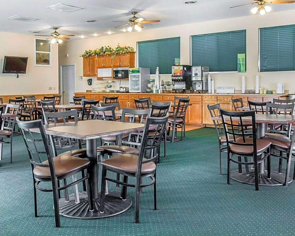 Quality Inn & Suites Mackinaw City Beachfront