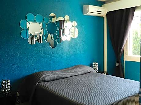 Budget Double Room with Street View