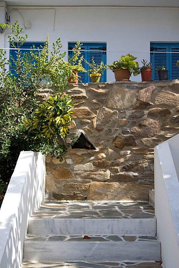 Armadoros Hotel / Ios Backpackers