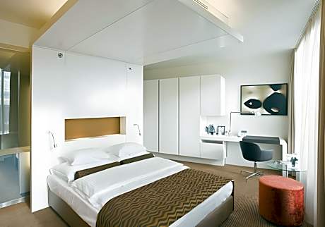 Deluxe Room - 1 Queen Sized Bed