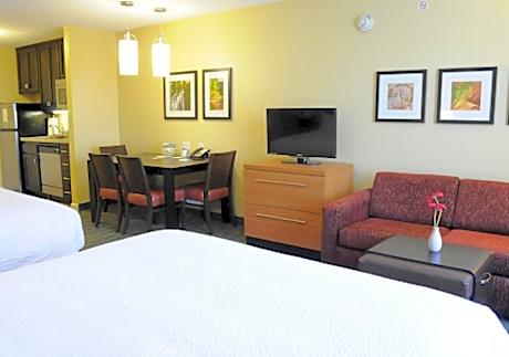 Two-Bedroom Queen Suite