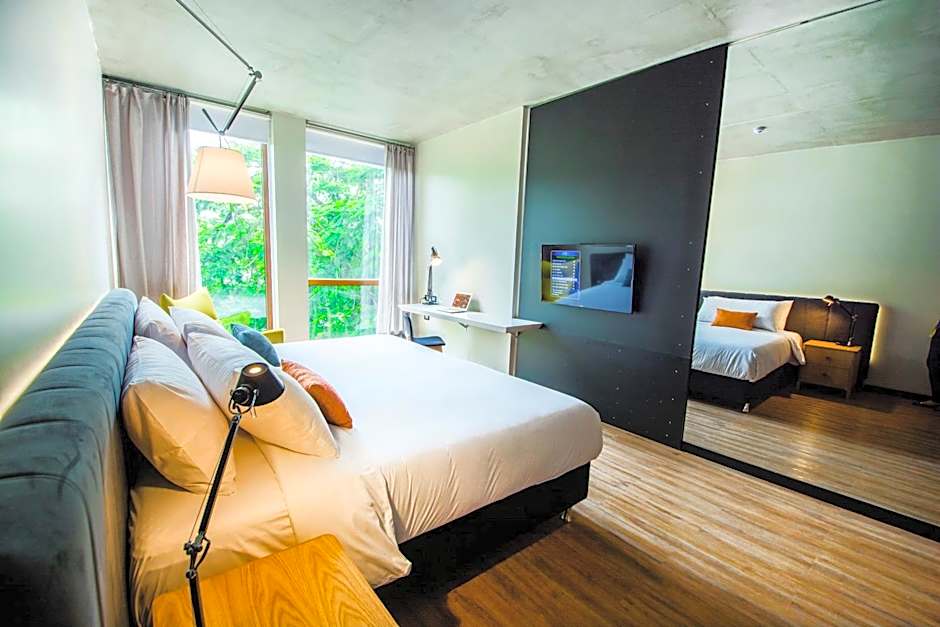 Five Hotel