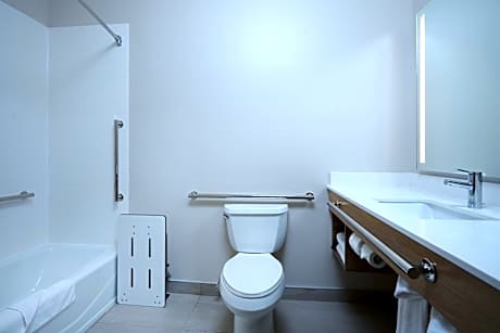 King Suite with Bath Tub - Disability Access