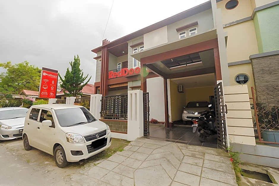 RedDoorz Syariah near Jam Gadang Bukit tinggi 2