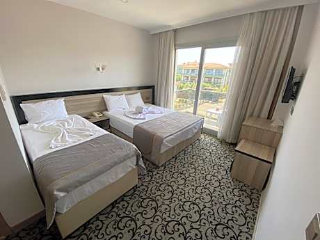 Triple Room with City View