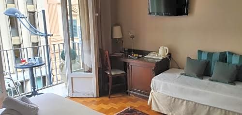 Smart Hotel Gallery House