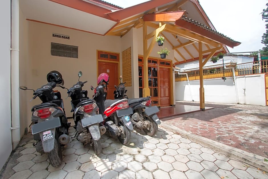 SPOT ON 3218 Bee Palm Family Syariah