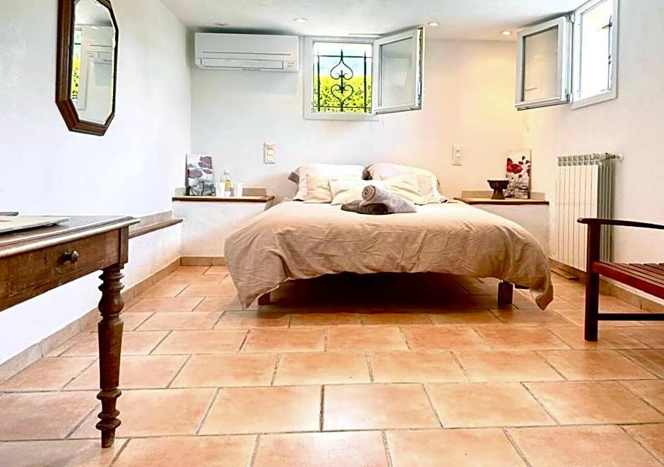 Suite Nymphéalove - Parking - Piscine - Jacuzzi - 50 m2 - CapitalChic Services Peymeinade