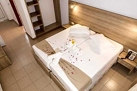 Triple Room with Pool View