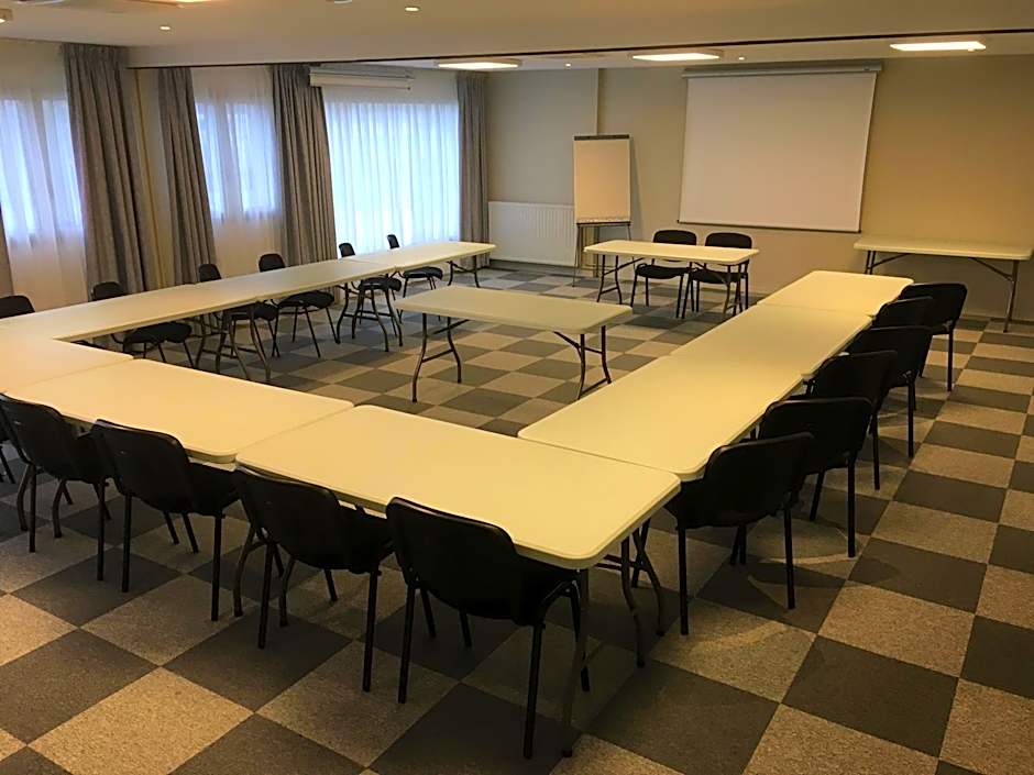 Hotel The Originals Bernay Acropole