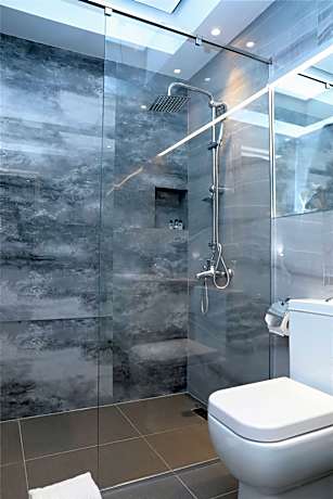 1 King Bed  Non-Smoking Executive Room Balcony Wi-Fi Air-Conditioned Coffee And Tea Maker Full Break