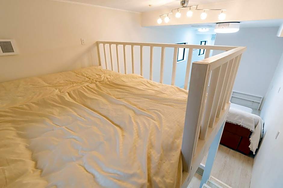 Maximum of 18 people can be rented in one building 3 minutes walk to Tomari Port 10 minutes drive to the airport No parking lot 30 seconds walk from paid parking lot warayunso port city May