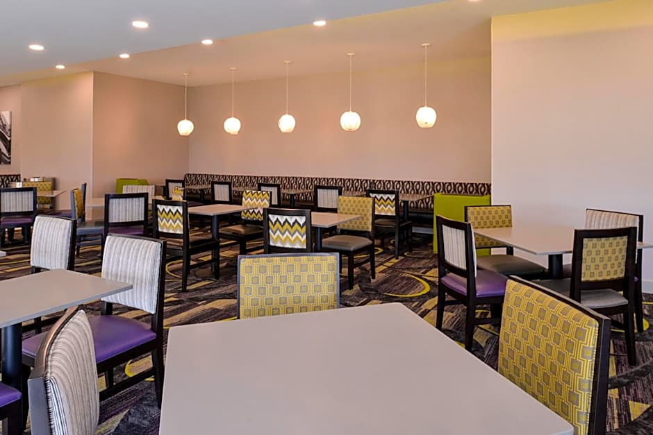 La Quinta Inn & Suites by Wyndham Indianapolis South