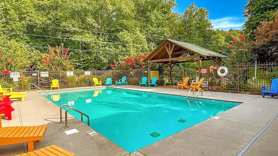Ryes and Shine Bootlegger's Cabin! Hot Tub* Pool* Arcade* Billiards *EV * Pet Friendly