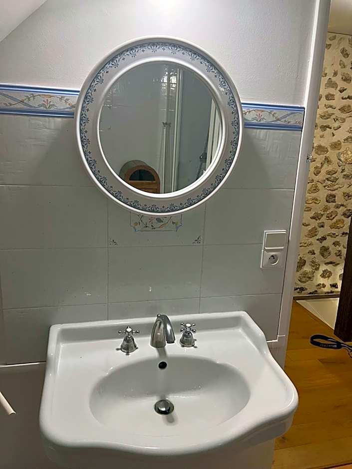 Petit loft de charme proche VERSAILLES SACLAY 30 mn PARIS jardin terrasse parking securisé