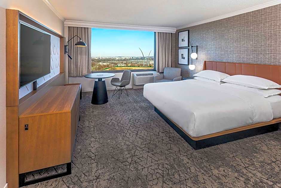 Photo 1 of 5 of 1 King Bed Guestroom, City View