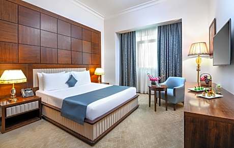 Standard Queen Room with Pool View