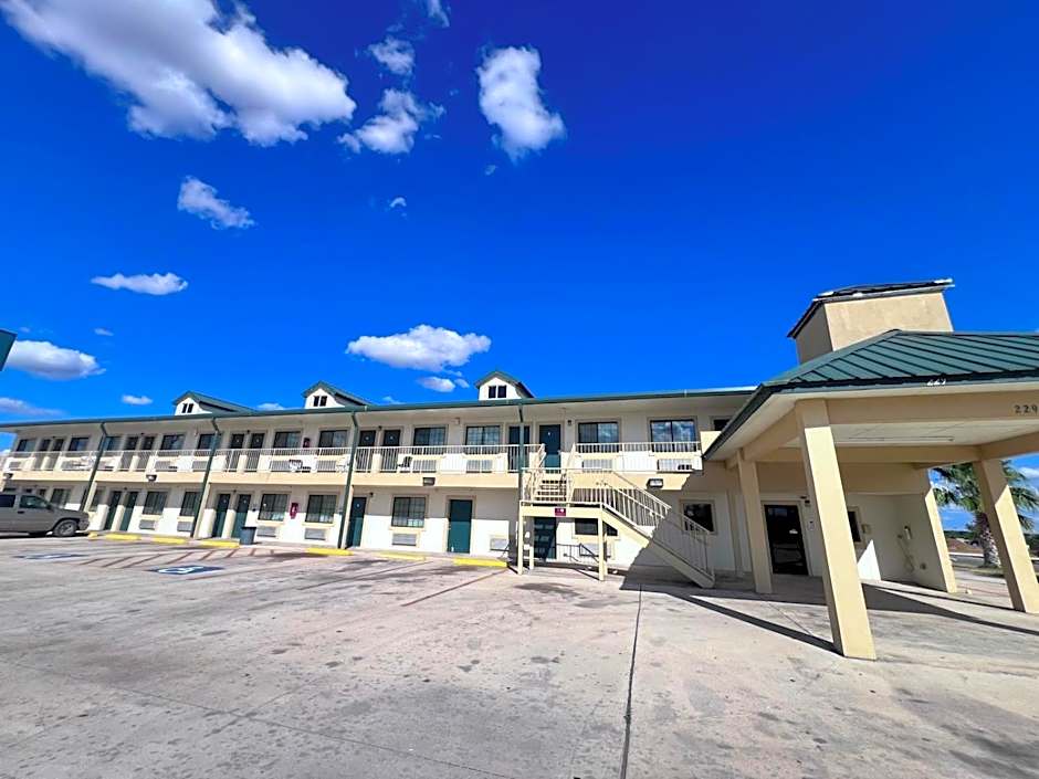 OYO Hotel Pearsall I-35 East