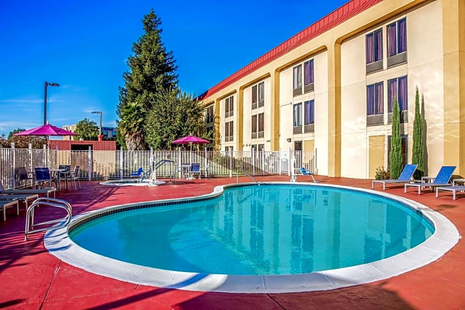 Oakland Airport Arena Hotel