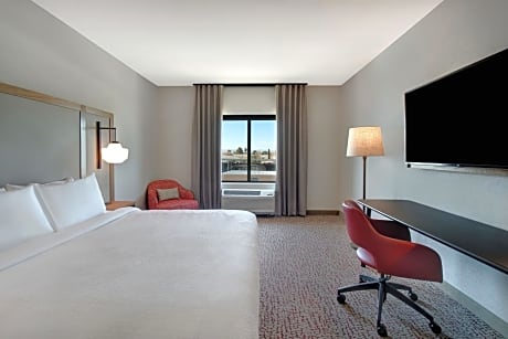 Standard King Room with Adapted Tub - Mobility and Hearing Accessible