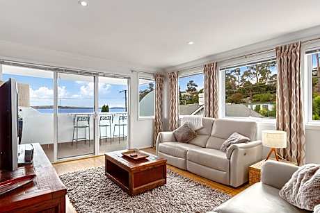 Beach Haven - Gorgeous 2 Bedroom Townhouse Opposite the Beach