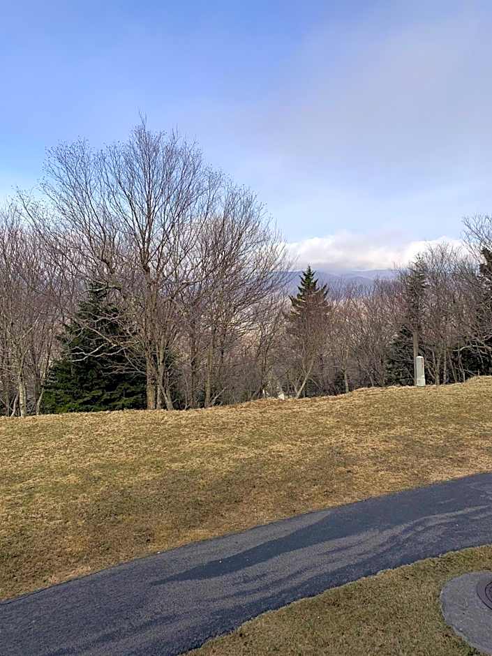 Sunsets at Summit 108b, free WI-FI, parking and AC