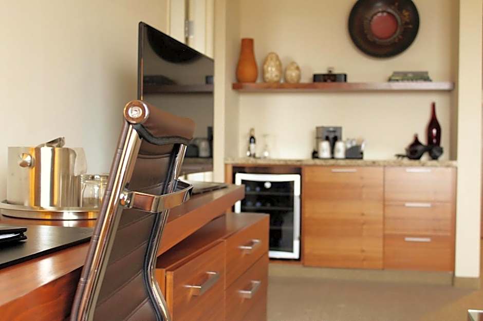 I Hotel And Conference Center