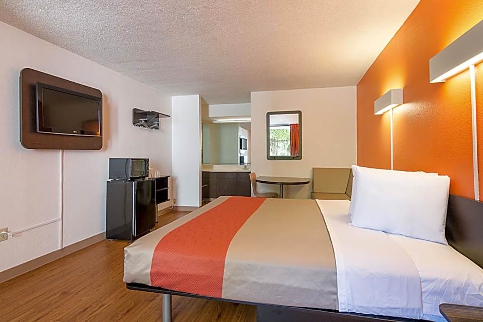 Motel 6-Newnan, GA