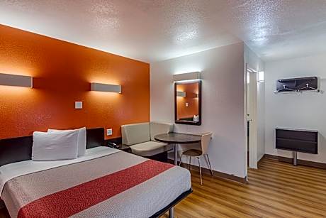 Queen Room - Non-Smoking