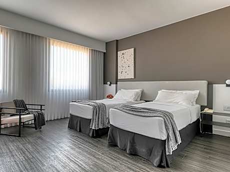 Premium room with 2 twin beds