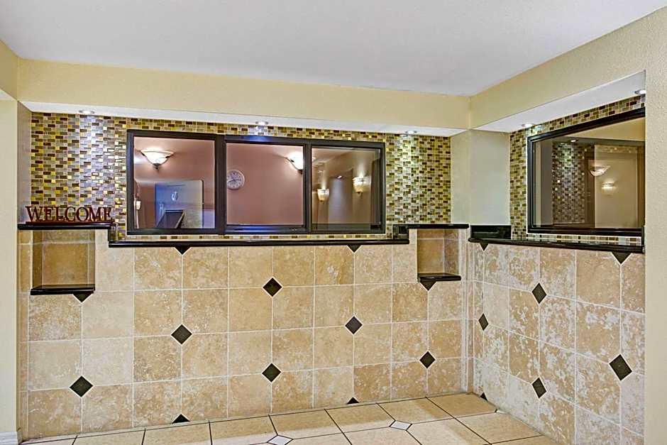 Days Inn & Suites by Wyndham Tampa/Fairground/Casino Area