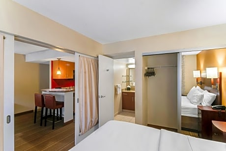 Hospitality Queen Suite - Mobility Accessible with Tub