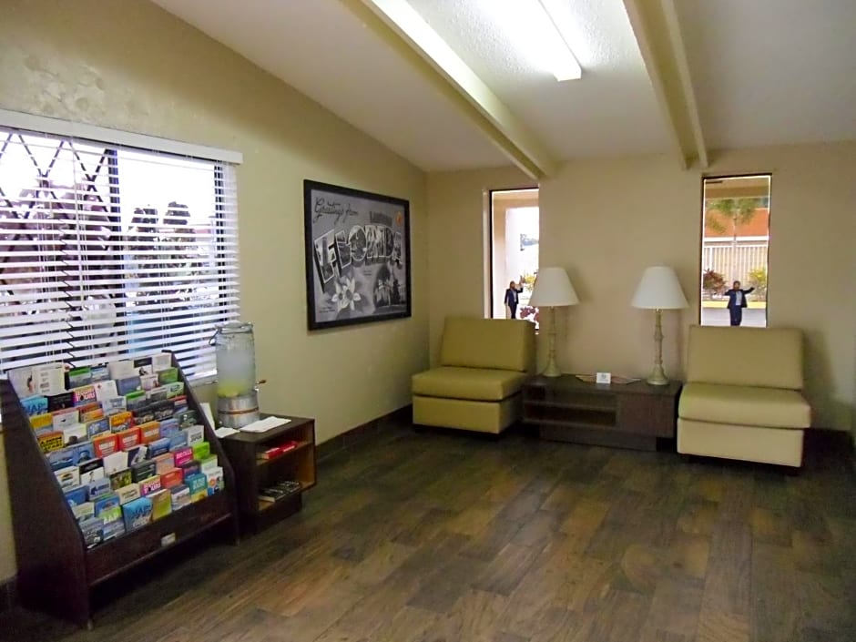 Super 8 by Wyndham Lantana West Palm Beach