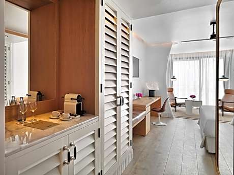 Family Room (3 Adults + 1 Child)