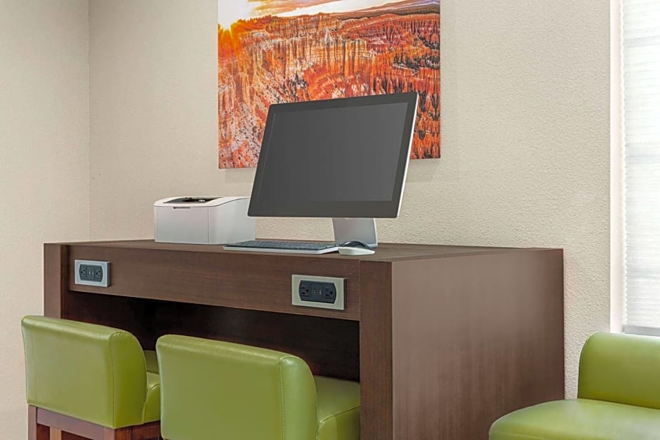 Days Inn & Suites by Wyndham Greater Tomball
