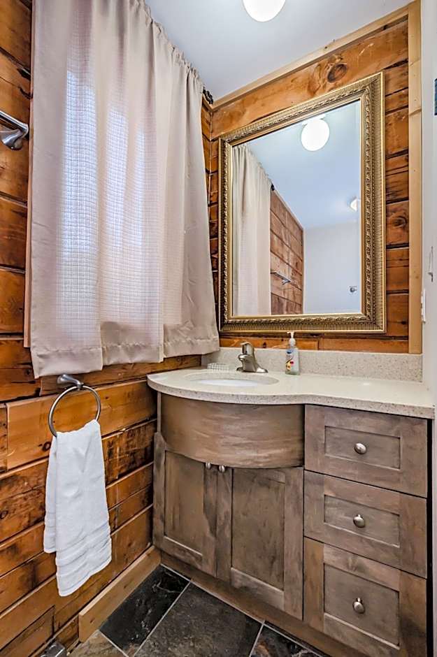 Norse Nook - Waterfront w Hot Tub & Sauna