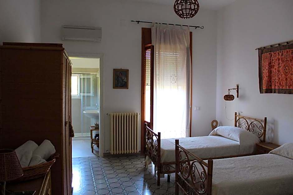 Foto 1 di 31 di Triple Room with Private Bathroom