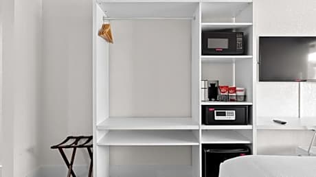 King Room with Tub and Grab Bars - Mobility/Hearing Accessible - Non-Smoking