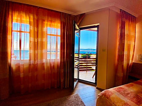 One-Bedroom Suite with Sea View (3 Adults)